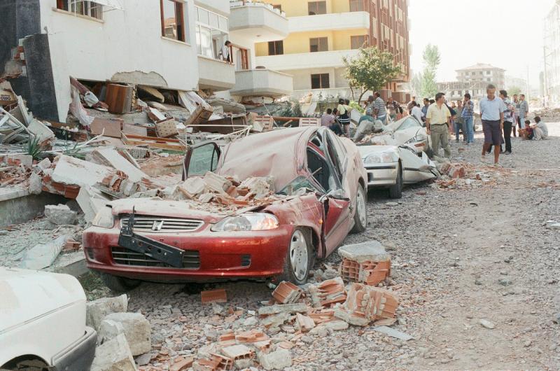 Gölcük depremi 3 AA.jpg