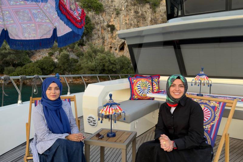 Hayrunnisa Çiçek, Ebrulu Keşifler'in kurucusu Ebru Kara ile Göcek'te kadınlara özel turizm konseptini konuştu Hayrunnisa Çiçek, Ebrulu Keşifler'in kurucusu Ebru Kara ile Göcek'te kadınlara özel turizm konseptini konuştu