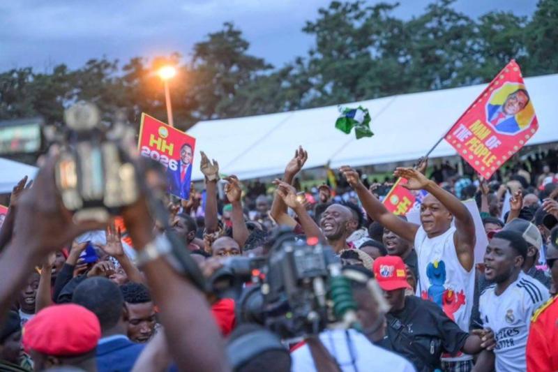Zambiya'da 2026 seçimleri öncesi Hakainde Hichilema'ya destek veren gençler, Lusaka'daki mitingde / Fotoğraf: X - @HHichilema Zambiya'da 2026 seçimleri öncesi Hakainde Hichilema'ya destek veren gençler, Lusaka'daki mitingde / Fotoğraf: X - @HHichilema