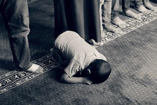 namaz kılan çocuk - pixabay.jpg