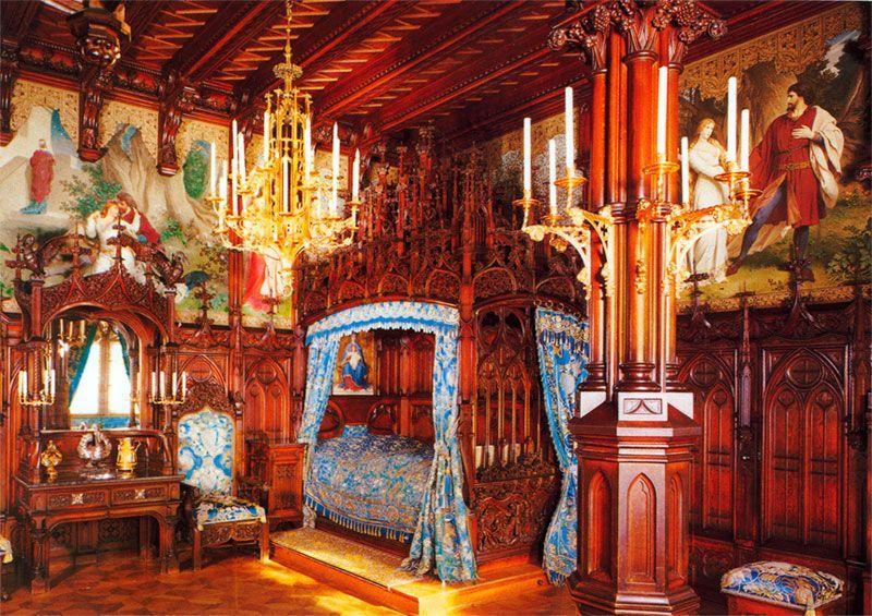 3Neschwanstein Sarayı'ndaki yatak odalarından biri.jpg