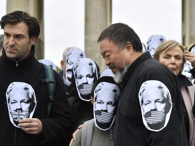 assange-weiwei-protest.jpg