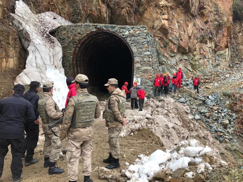 AA muhabiri Nişancı'yı arama çalışmaları.jpg