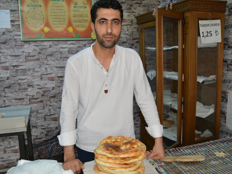 Güneydoğu Tandır Ekmeği fırını işletmecisi Mehmet Zahir ermiş.jpg