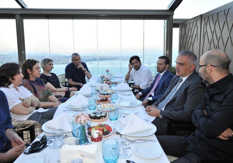 Yönetmenler ve Bakan Ersoy 2. AA. jpg