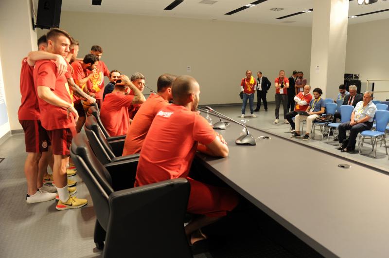 Fatih Terim basın mensuplarıyla oturdu - İHA.jpg