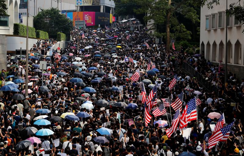 Hong Kong göstericiler ABD Bayrağı Reuters