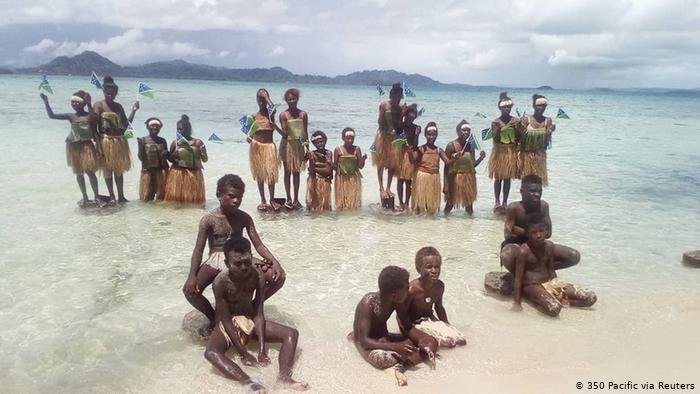 Büyük Okyanus'un güneyindeki Solomon Adaları da öğrencilerin eylemlerine sahne oldu.jpg