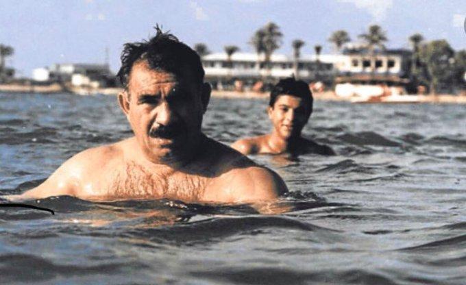 Doğruluğu teyit edilmemiş fotoğrafta Abdi, Öcalan'la birlikte yüzerken görülüyor