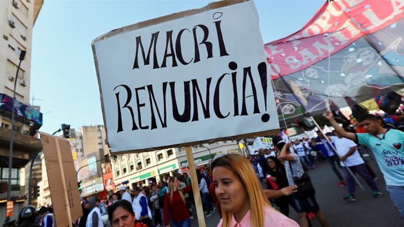 'Macri, istifa!' pankartı taşıyan gösterici Reuters.jpg
