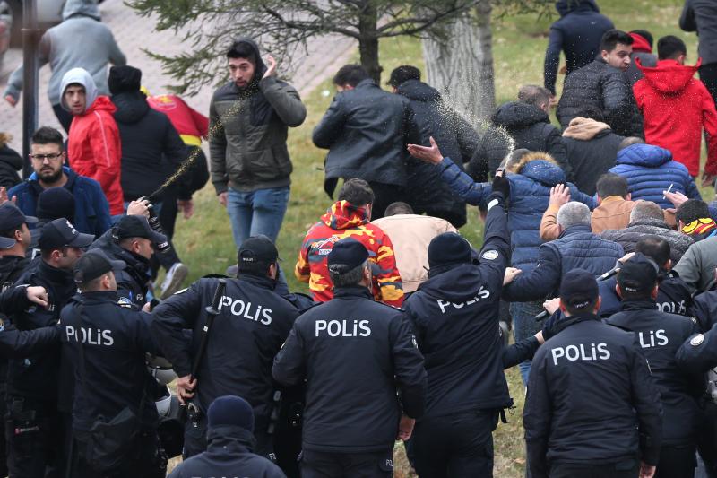 Kayserispor-taraftar-polis-AA.jpg