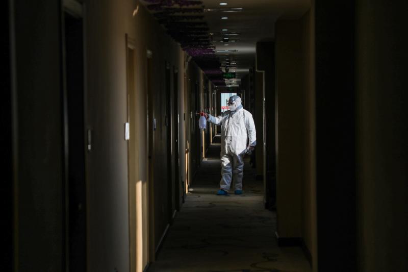 Wuhan'daki bir otelden dönüştürülen bir karantina bölgesinde dezenfekte afp.jpg