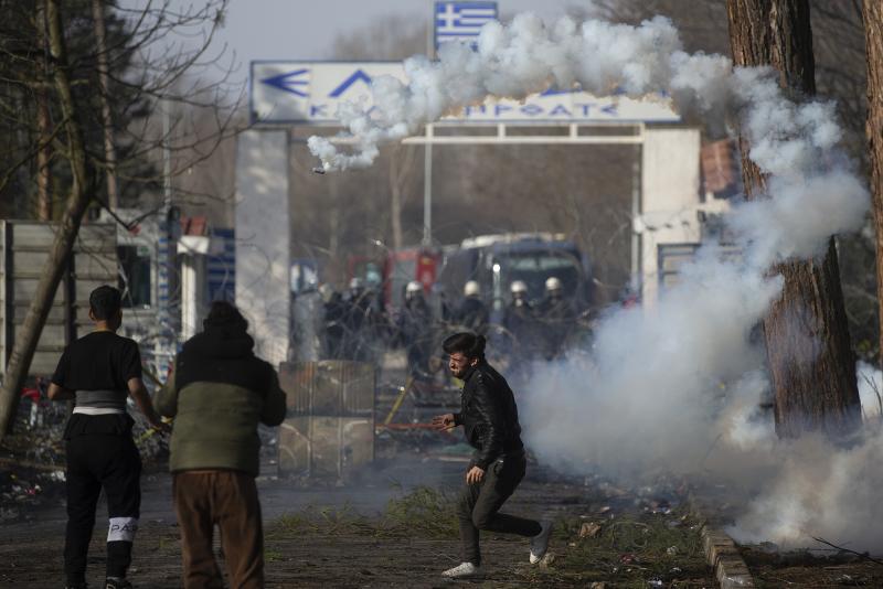 Göçmenler gaz bombası AA.jpg