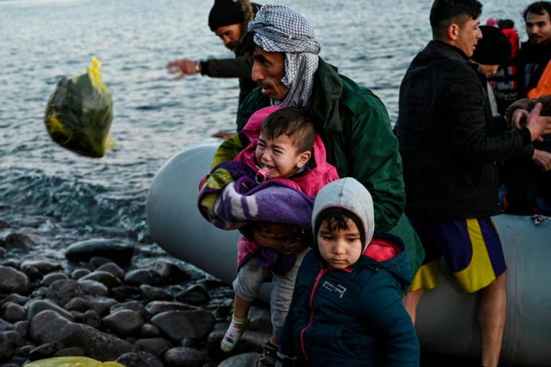 Göçmenler ağlayan çocuk Yunanistan AFP.jpg