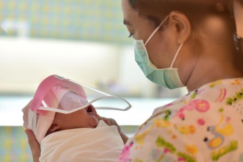 Taylan'daki bir hastanede, riski önlemek için  emzirirken bebeğe maske takılıyor. Fotoğraf-independent arabia   .jpg