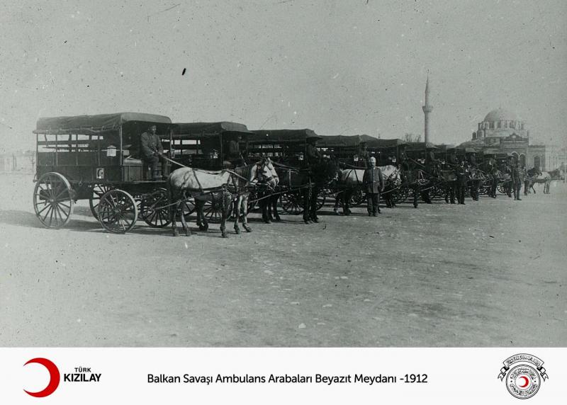 Balkan Savaşında Beyazıt Meydanı-1912-foto-Türk Kızılayı.jpg