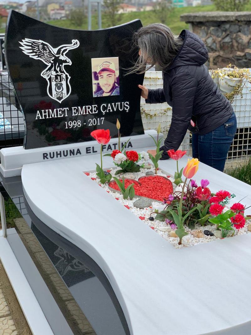 Zeynep &Ccedil;avuş oğlunun kabrinde.jpg