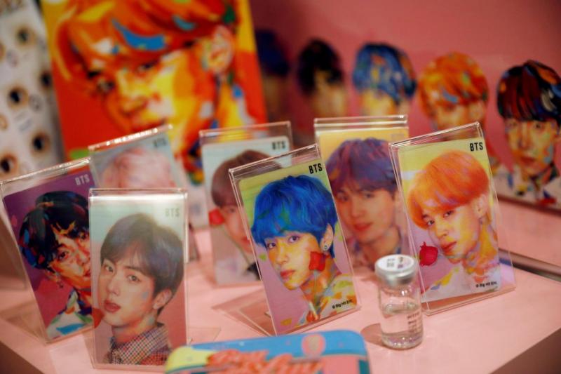 Seul'da BTS ürünleri satan bir pop mağazası (Reuters).jpg