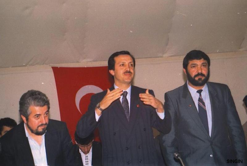 Recep Tayyip Erdoğan, Yavuz Çelik Karahan ( Berlin ) - Menderes Singin.jpg