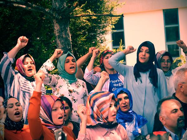  Kızıl Bayrak Flormar Direnişi- 297 günden kalanlar... Yaratıcı- SAMET AKTEN  Telif Hakkı- CHP ISTANBUL.jpg