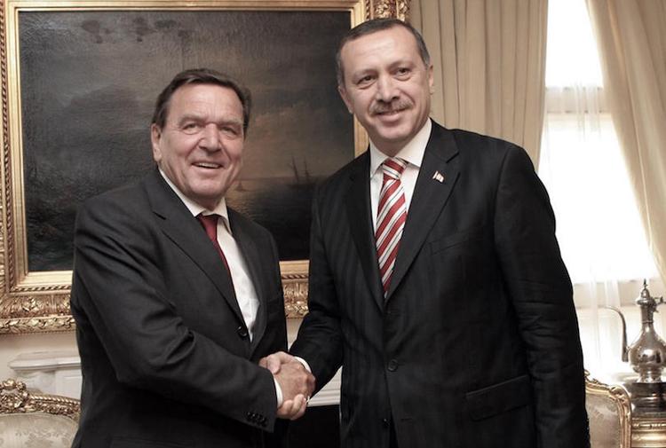 Eski Şansölye Gerhard Schröder ile Cumhurbaşkanı Recep Tayyip Erdoğan AFP.jpg