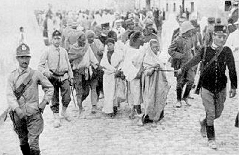 Libyalılar kamplara götürülüyorlar..jpg