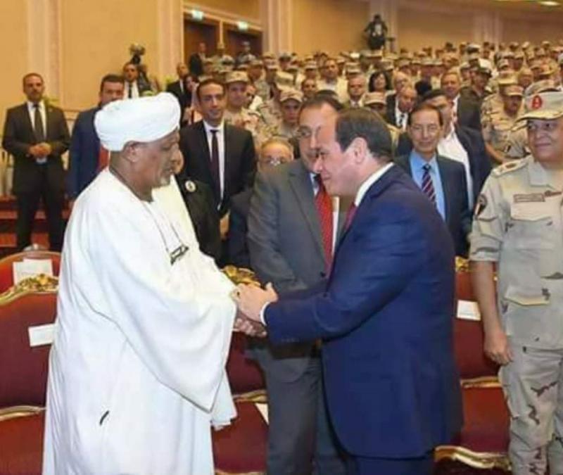 Sisi, Ekim Savaşı münasebetiyle şifrenin mucidi Ahmed İdris'i kutlarken.jpg