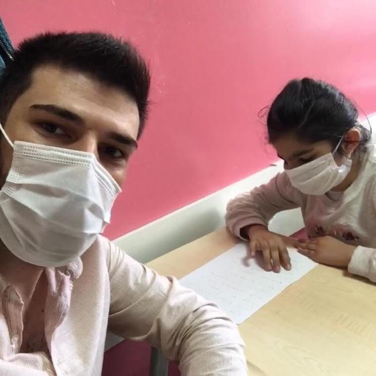 Azra Erdur ve Öğretmeni Uğur Çamoğlu. Independent Türkçe.jpg
