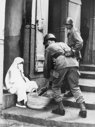 Film sahnesi-Arama yapan Fransız jandarması-001.jpg