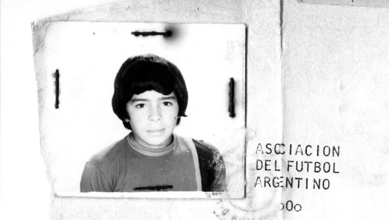 1 Diego Armando Maradona, 1970’te çıkan ilk lisans belgesindeki fotoğrafı. (Foto Socompa).jpg