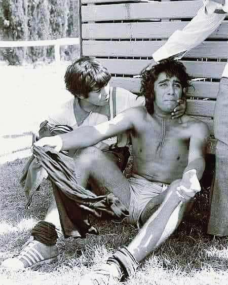 7 Maradona insancıl yanı güçlü bir çocuktu. Evita Şampiyonasında yenilen bir başka ekibin oyuncusu Alberto Pacheco’yu teskin ederken. Santiago del Estero, 1973..jpg