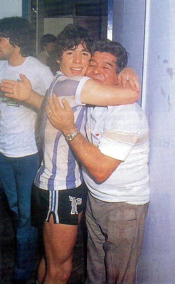 10 “El Pelusa” ilk milli maçından sonra babası Diego Maradona’ya sarılırken..jpg