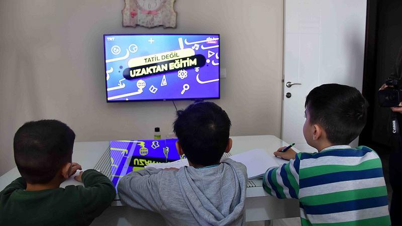 Milyonlarca öğrenci, pandemi nedeniyle aylardır yüz yüze eğitim yapamıyor