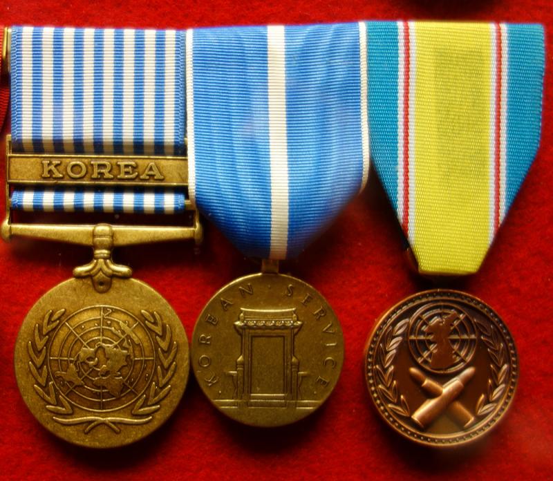 Amerikan Kore Savaşı Gazilerine Verilen Hizmet Madalyaları (soldan sağa BM, Amerikan ve Kore).jpg