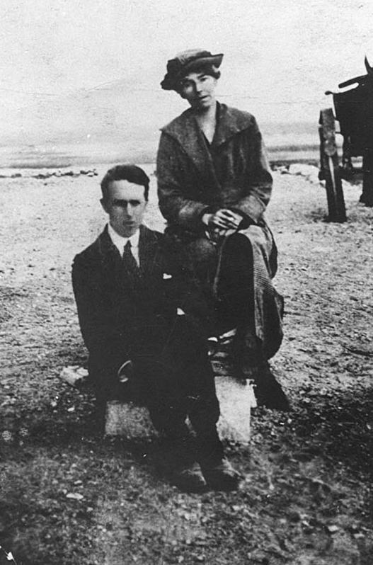 Gertrude Bell ve Thomas Edward Lawrence.jpg