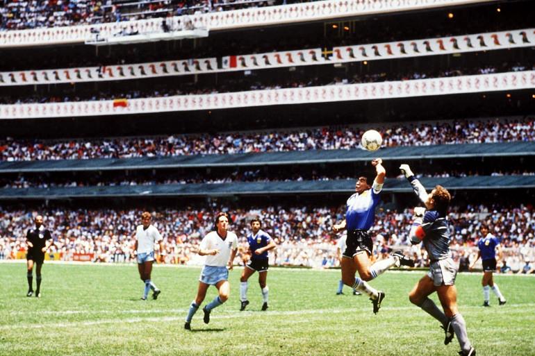 Maradona'yı şöhrete ulaştırıp ilahlaştıran ve 1986'daki şampiyonada İngiltere'ye attığı o tartışmalı golün fotoğrafı.jpg