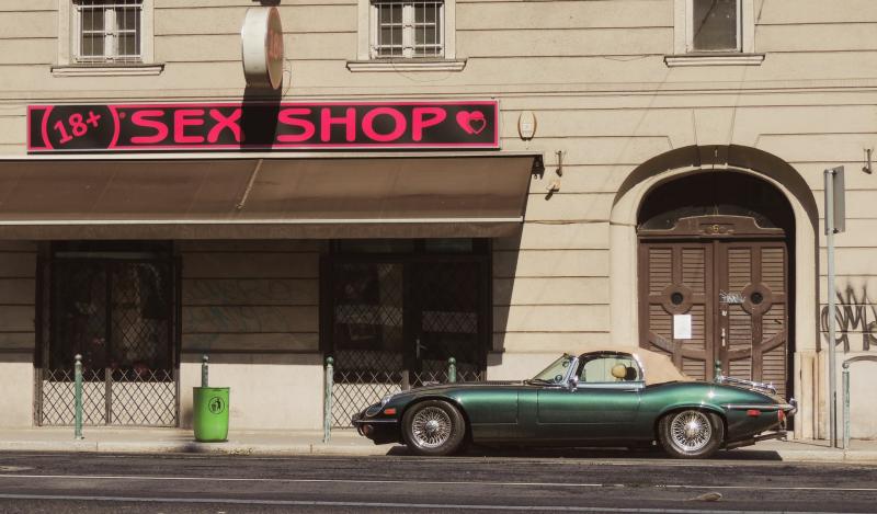 gabor-papp-3U8TSciyce4-unsplash.jpg beyoğlu sex shop