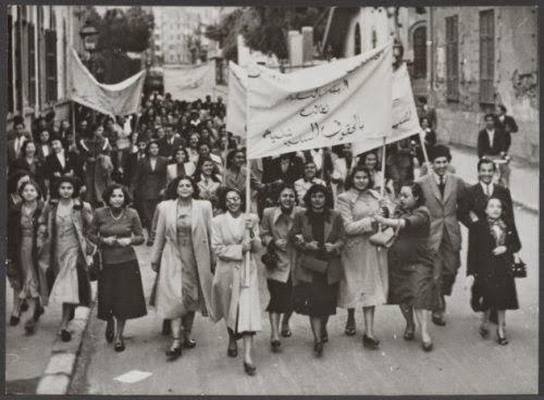 Duriye Şefiq ve arkadaşları, bir protesto gösterisinde.jpg
