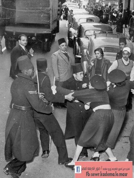 Yıl 1952, Kahire -Mısırlı Kadınlar İngiliz işgaline karşı protesto gösterisinde.jpg