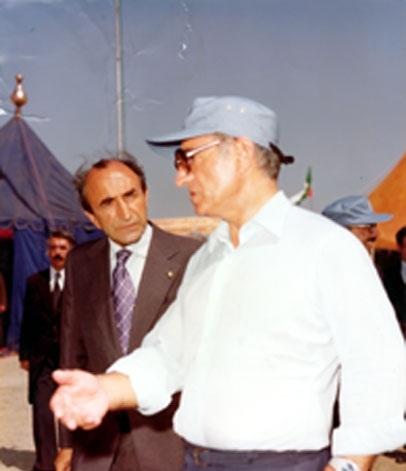 Esedullah Alem, Şah ile beraber organizasyonu teftiş ediyor. .jpg
