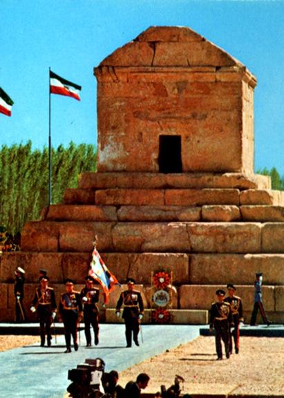 Büyük Kuruş'un türbesi önünde yapılan merasim_.jpg