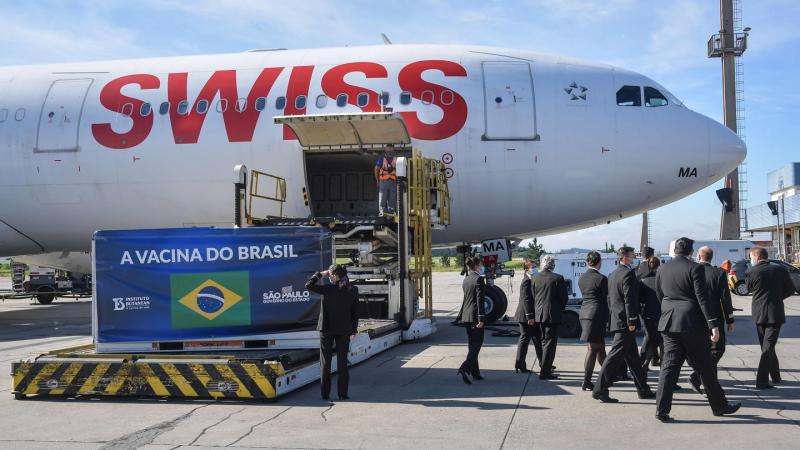 Çin'den Brezilya'ya Sao Paulo'daki Guarulhos Uluslararası Havaalanına gelen CoronaVac aşısı içeren bir konteyner.  AFP.jpg