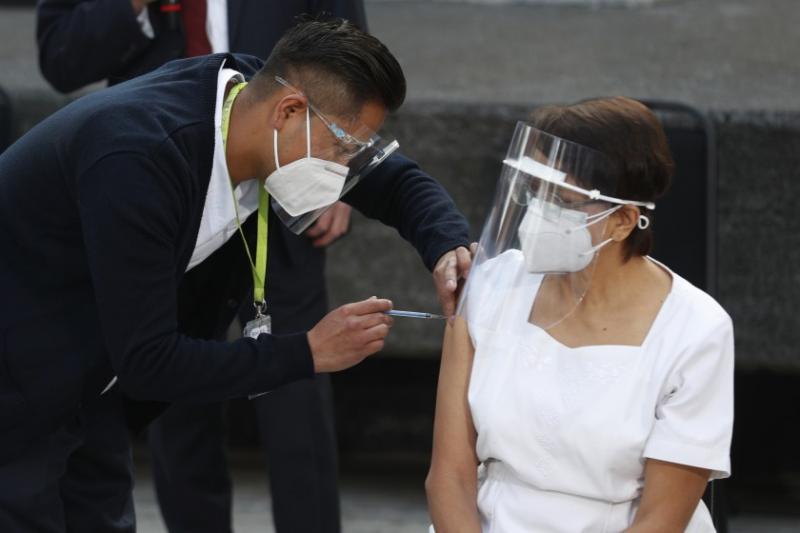 Hemşire Maria Ramírez, Perşembe günü Mexico City'deki Genel Hastanede Pfizer-BioNTech COVID-19 aşısını alan ilk kişi oldu. Eduardo Verdugo AP.jpg
