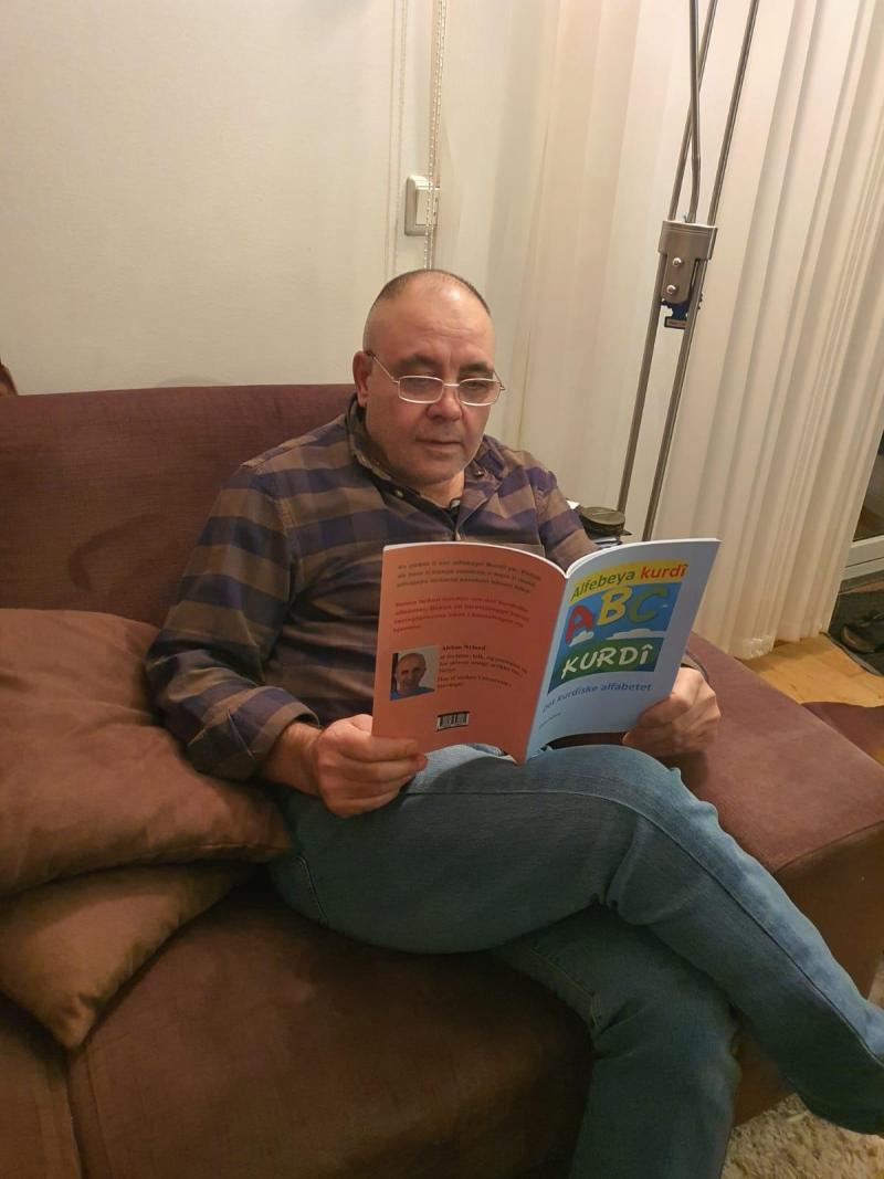Norveç’te, ilk Kürtçe kitap, “Alfabeya Kurdi” yayınladı (Ahmed Mirza).jpg