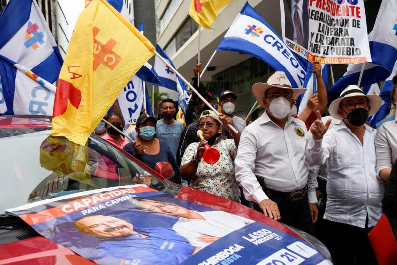 Guillermo Lasso'nun destekçileri, 4 Şubat'ta Ekvador, Guayaquil'de düzenlenen kapanış kampanyası mitinginden önce bir araya geldi Santiago Arcos Reuters.jpg