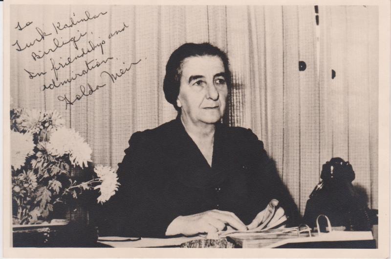 Golda Meir’in Lea Ojalvo’nun da mensubu olduğu Türk Kadınlar Birliği’ne imzalı fotoğrafı.jpg