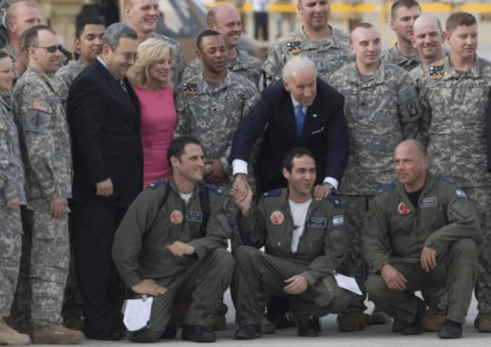 Joe Biden ile eşi,  uçağının pilot tamamı ve İsrailli askerlerle çektirdiği fotoğrafı-foto-archive.boston.com_.png