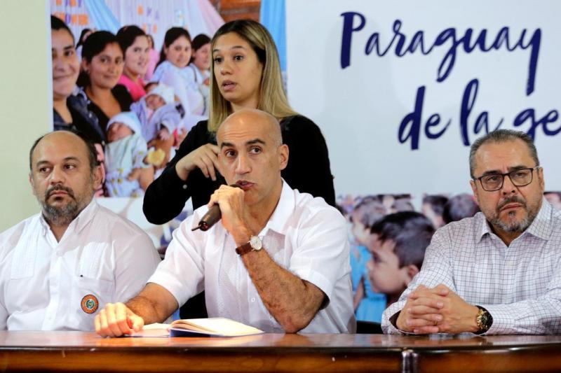 Paraguay Sağlık Bakanı Julio Mazzoleni, Paraguay'ın 7 Mart 2020'de Asuncion, Paraguay'da teyit edilen ilk koronavirüs vakasını kaydettiğini duyurduğu basın toplantısında medyaya konuşuyor Reuters.jpg