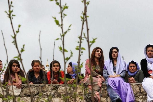 Ezidi kadınlar, Duhok-Şengal bölgesindeki savaşın mağduru oldular-fotoğraf-AFP .jpg