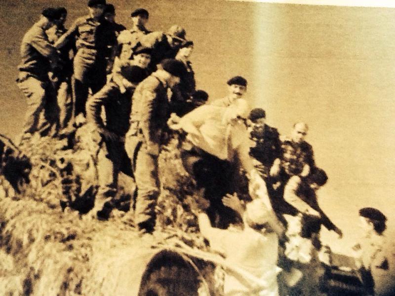 Harekat sırasında, Girne'ye giren ilk Türk tankın üzerine çıkıp askerleri selamlayan Rauf Raif Denktaş.jpg